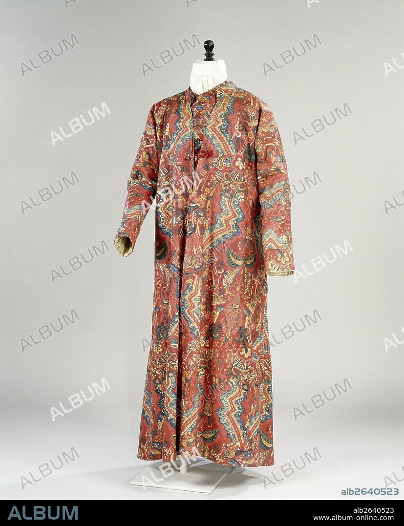 Quilted robe of cotton, stained and painted with multicolored floral motifs on red fond, lined with striped silk, Anonymous, c. 1740 - c. 1770.