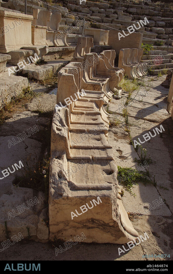 ARTE GRIEGO. GRECIA. TEATRO DE DIONISIO. Siglo V a. C. Las gradas y proscenio de madera fueron construidos de nuevo en mármol en el siglo IV a. C. Tenía una capacidad para 17.000 espectadores. Asientos de piedra de la primera fila, reservados con los nombres de las personalidades que los ocupaban el el siglo II d.C. Atenas. Grecia.