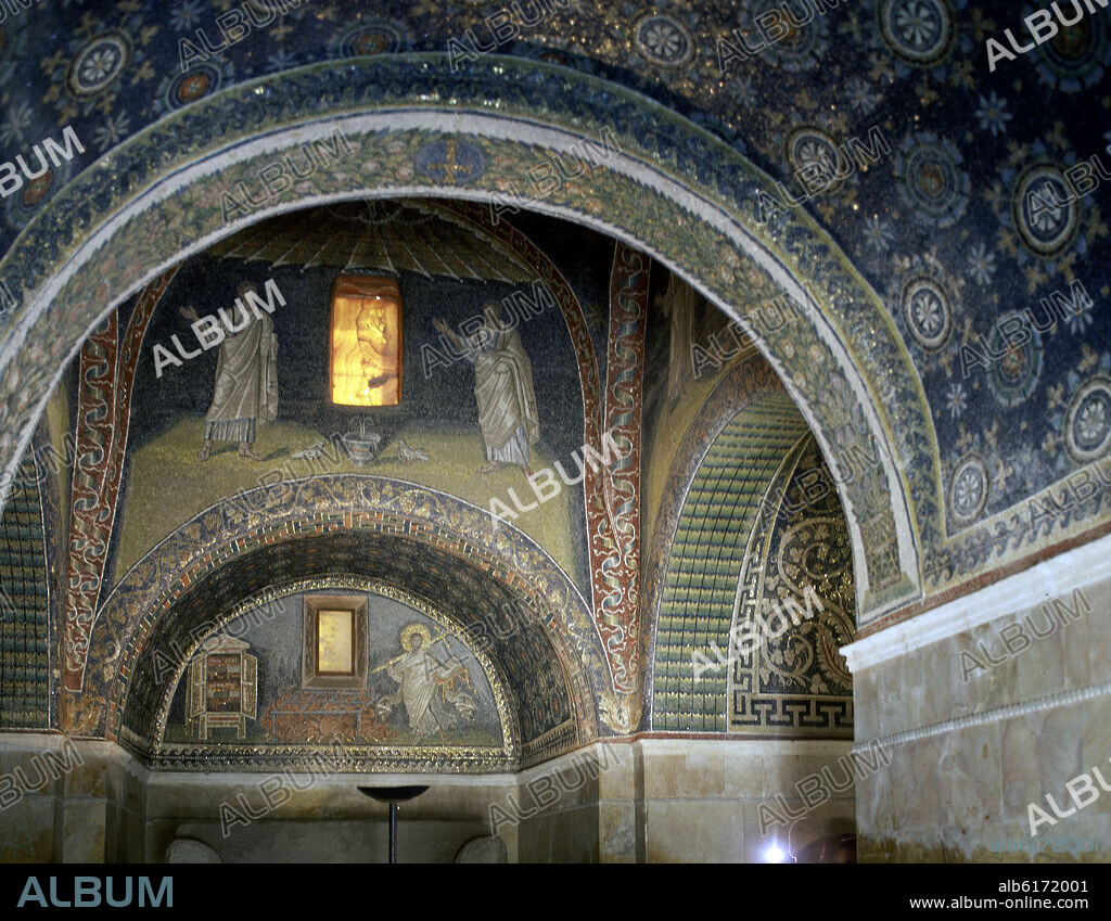 INTERIOR DEL MAUSOLEO DE GALA PLACIDIA - PAREDES REVESTIDAS DE MOSAICOS SIGLO V - SAN PEDRO Y SAN PABLO CON LA PALOMA.