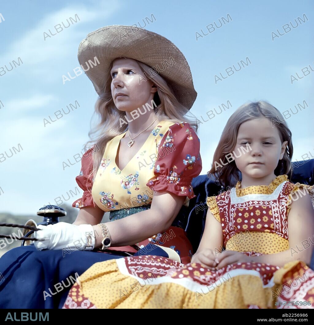 DUQUESA DE ALBA. Cayetana Fitz-James Stuart y Silva. JUNTO A SU HIJA EUGENIA MARTINEZ DE IRUJO. (1975-1976).