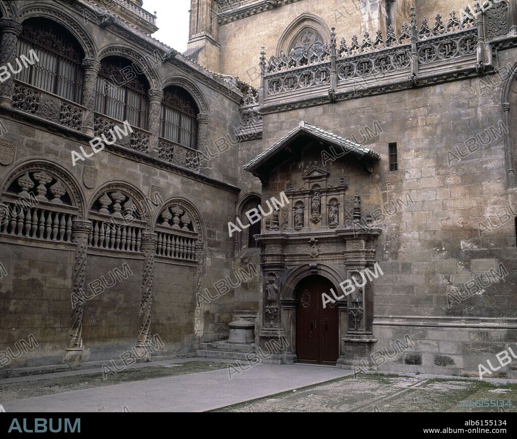 PORTADA DE LA CAPILLA REAL DE GRANADA DE LA CALLE OFICIOS - 1526 - REHECHA LA PARTE INFERIOR EN 1733 EN ESTILO BARROCO.