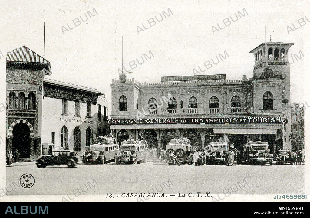 Casablanca, batiments de la CTM (Compagnie Generale de Transports et Tourisme) et de la Banque d'Etat du Maroc. Carte postale photographique vers 1930. Credit : Collection MA/KHARBINE-TAPABOR.