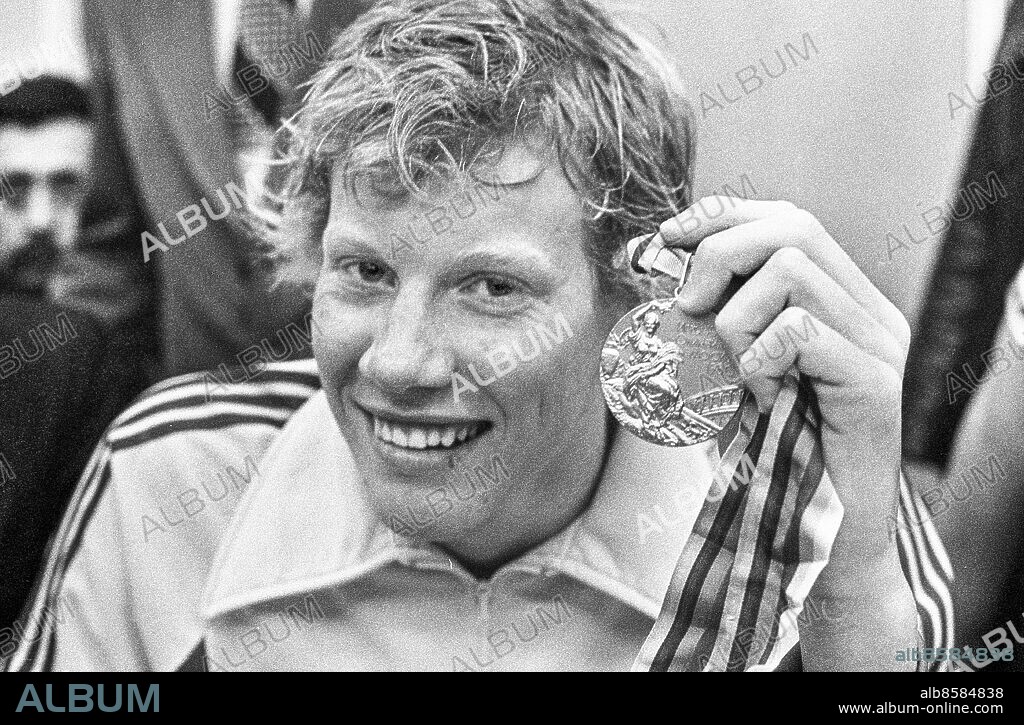 ARKIV MOSKVA 1980-07-21. Den svenske simmaren Bengt Baron visar upp sin OS-guldmedalj i samband med medaljceremonin efter att ha vunnit OS-guld på herrarnas 100 meter ryggsim vid de olympiska sommarspelen i Moskva, Sovjetunionen, 21:a juli 1980.. Foto: Jan Collsiöö / TT / Kod: 1001.