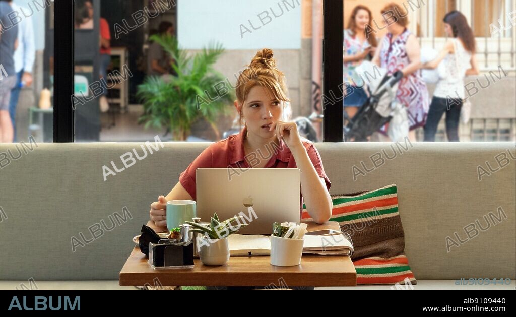 DIANA GÓMEZ in VALERIA, 2020, unter der Regie von MARÍA LÓPEZ CASTAÑO. Copyright PLANO A PLANO/NETFLIX.