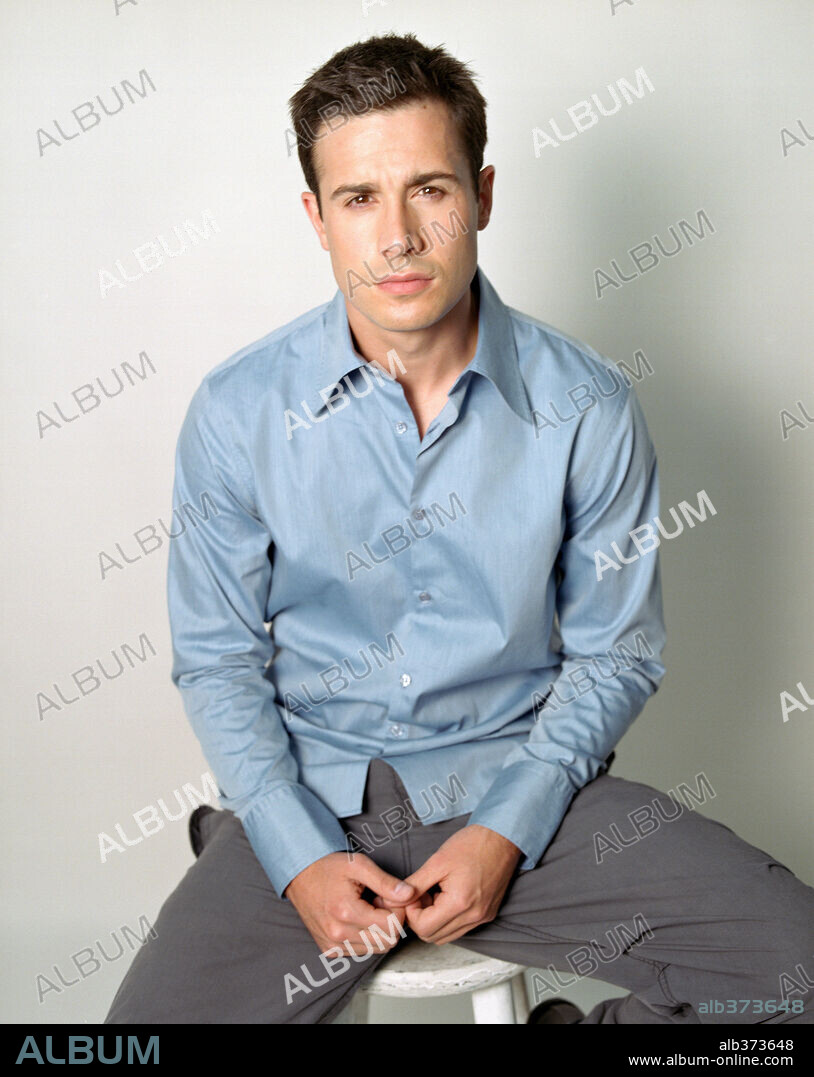 FREDDIE PRINZE JR. in SCOOBY-DOO, 2002, directed by RAJA GOSNELL. Copyright WARNER BROS. PICTURES.