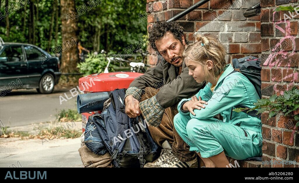 FAHRI YARDIM and LUNA MAXEINER in ROCCA IS CHANGING THE WORLD, 2019 (ROCCA VERÄNDERT DIE WELT), directed by KATJA BENRATH. Copyright RELEVANT FILM.