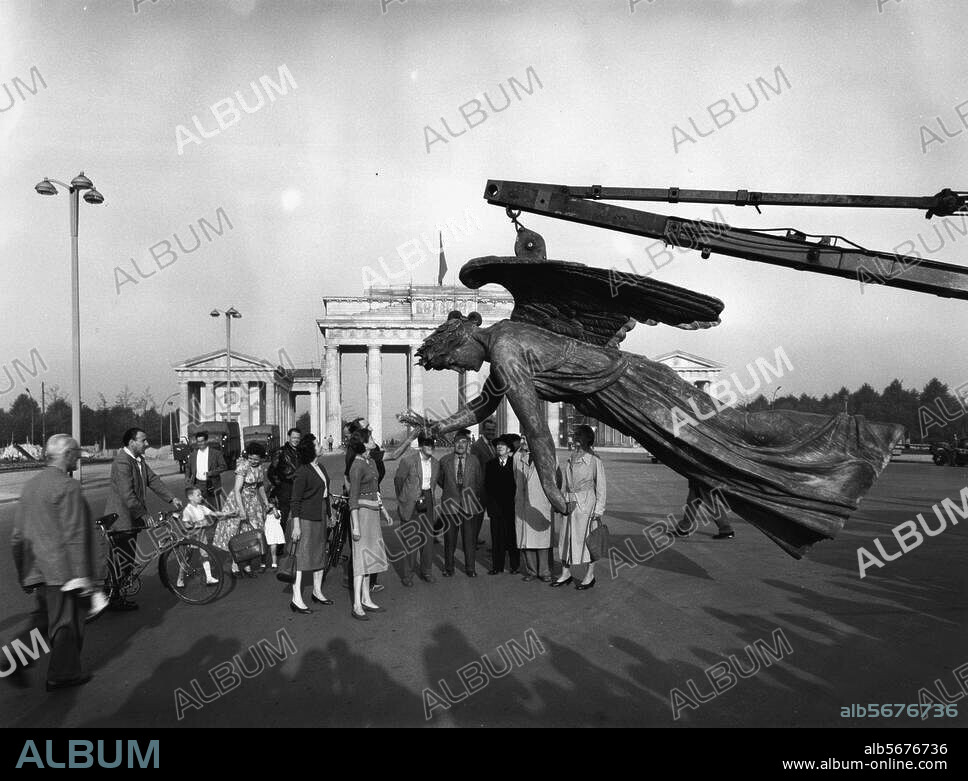 Berlin, Brandenburger Tor. Quadriga (1793, Entwurf Johann Gottfried Schadow). Überführung der Siegesgöttin nach der Restaurierung zum Brandenburger Tor. Foto, 1.8.1958.