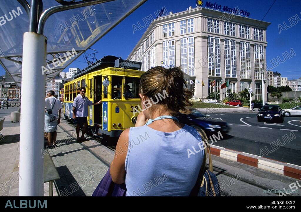 A Coruña, Paseo Marítimo y tranvía (frente a Playa del Orzán).