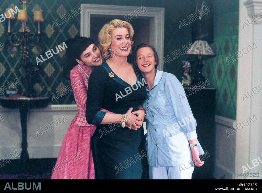 CATHERINE DENEUVE, LUDIVINE SAGNIER und VIRGINIE LEDOYEN in 8 FEMMES, 2002, unter der Regie von FRANÇOIS OZON. Copyright FOCUS FEATURES / MOIREAU, JEAN-CLAUDE.