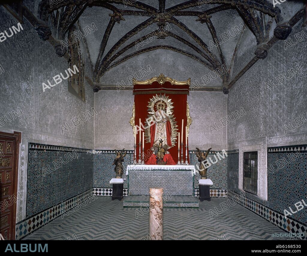CAPILLA HACIA EL ALTAR CON ZOCALOS DE CERAMICA EN PAREDES.