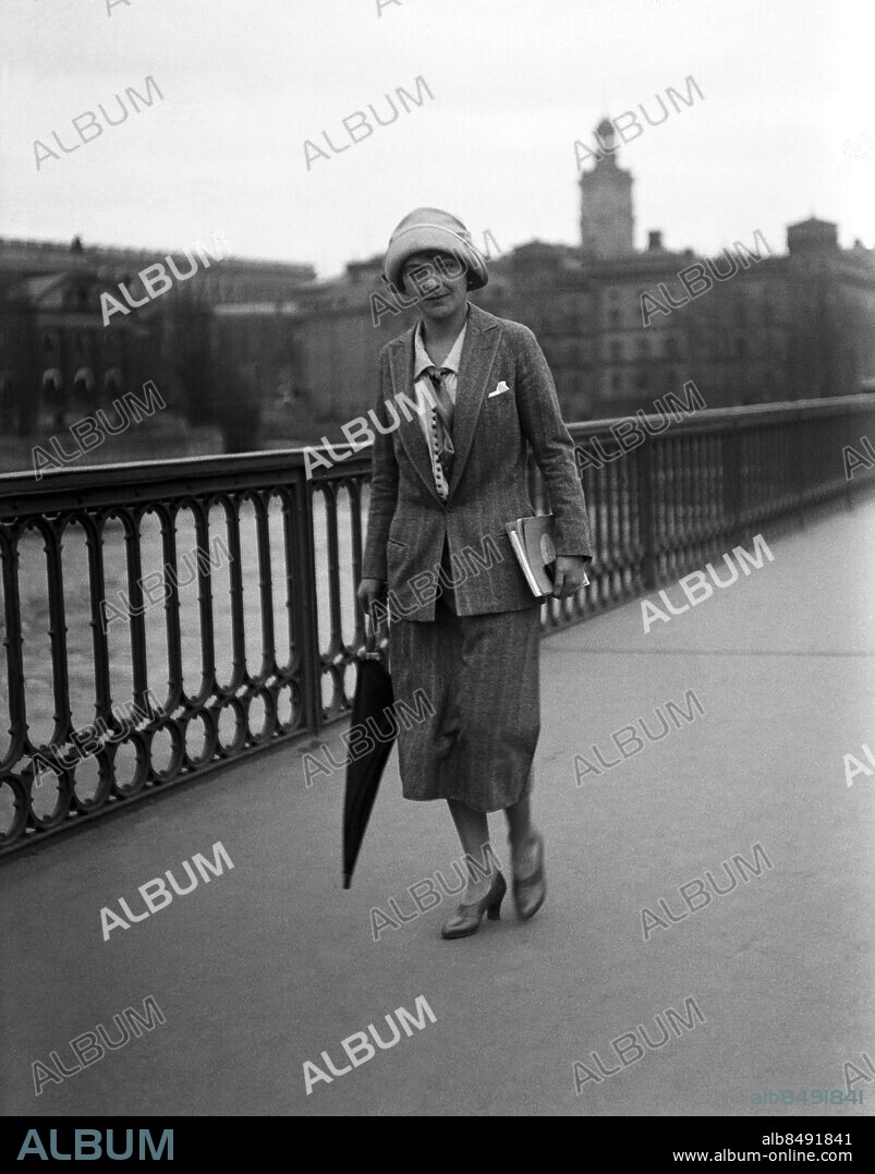 ARKIV 1926 . Skådespelerskan Jessie Wessel på promenad på Vasabron. I bakgrunden Slottet och Storkyrkan.. Actress Jessie Wessel walking in Stockholm.. Foto: TT / Kod 1900.