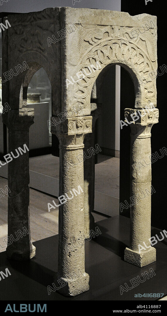 Baldaquino de altar. Siglos VIII-IX. Mármol y piedra caliza. Decorado con relieves de roleos vegetales y parejas de pavos reales. Procede de Roma, Italia. Museo Arqueológico Nacional. Madrid. España.