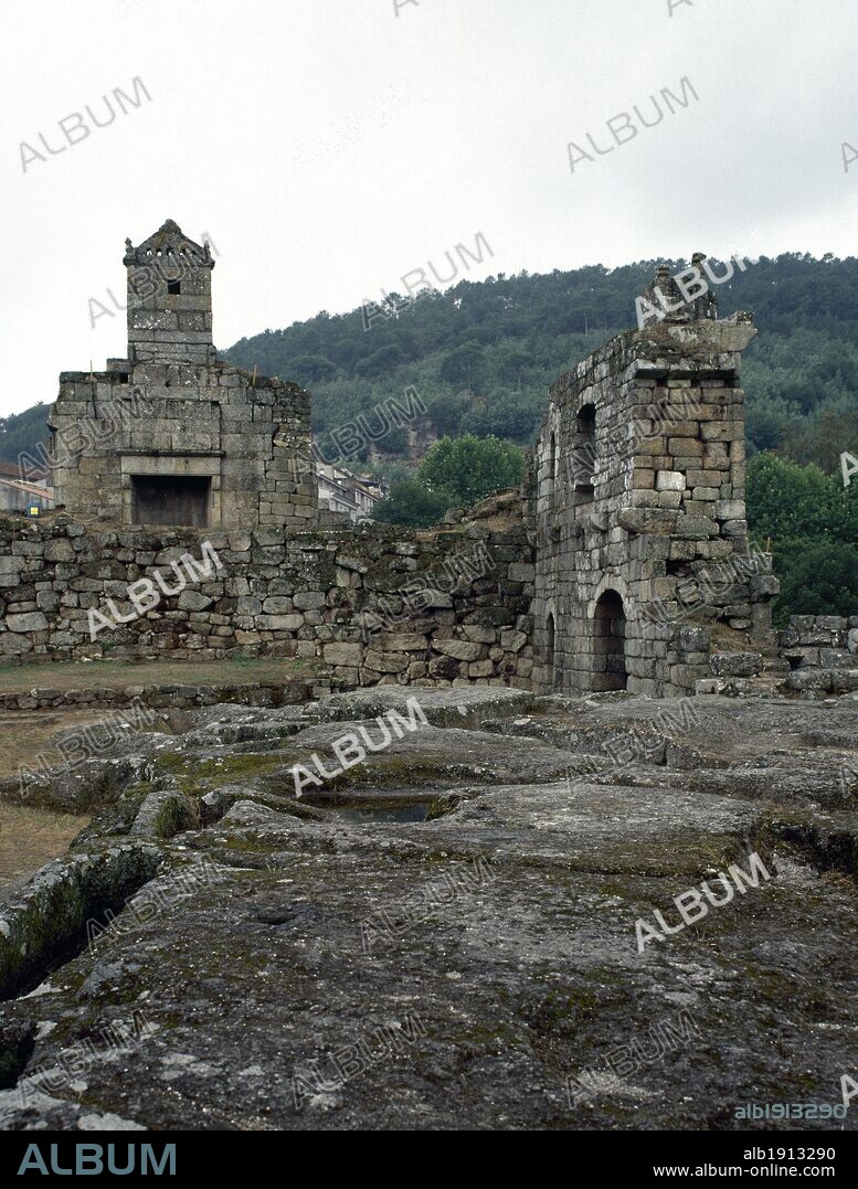 ARTE GOTICO-TARDIO. ESPAÑA. CASTILLO DE LOS SARMIENTO. Fortaleza que data de la segunda mitad del siglo XV, al instituirse el Condadode Ribadavia en favor de D. Bernardino Pérez Sarmiento. Vista del interior de la villa, donde no se conserva nada de la techumbre. En primer plano, ENTERRAMIENTOS ANTROPOIDES excavados en roca viva y al fondo, resto de la chimenea y ventanas. RIBADAVIA. Provincia de Orense. Galicia.