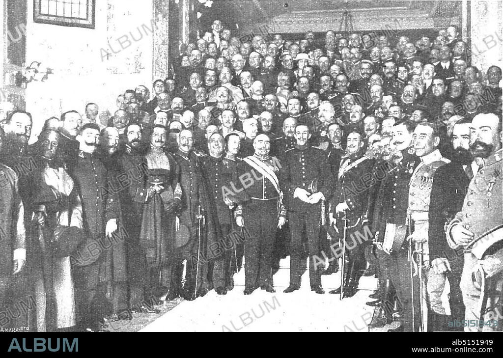 Nuevo mundo, 22 de febrero de 1918. Banquete junta de defensa. Su majestad el rey Alfonso XIII y el ministro de la guerra, con algunos de los jefes y oficiales que asistieron al banquete del Palace Hotel.