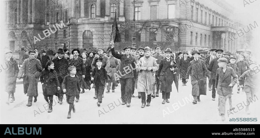 Novemberrevolution 1918:. Truppenteile schließen sich den Streikenden an, Berlin, 9. November 1918. Demonstrationszug Unter den Linden; im Hintergrund Alte Bibliothek und Palais Kaiser Wilhelms. Foto, 9.11.1918 (Gebr. Haeckel).