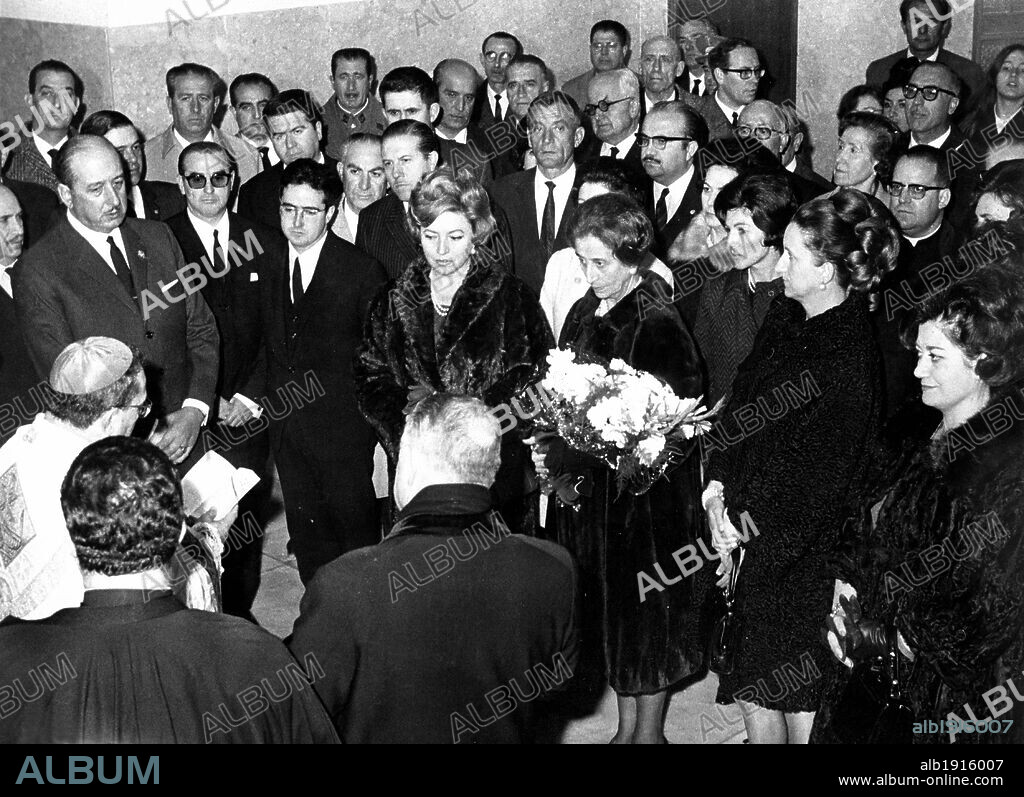 Carmen Polo, esposa de Francisco Franco, presidiendo la inauguración del instituto de enseñanza media femenino en Jaén. Año 1960.