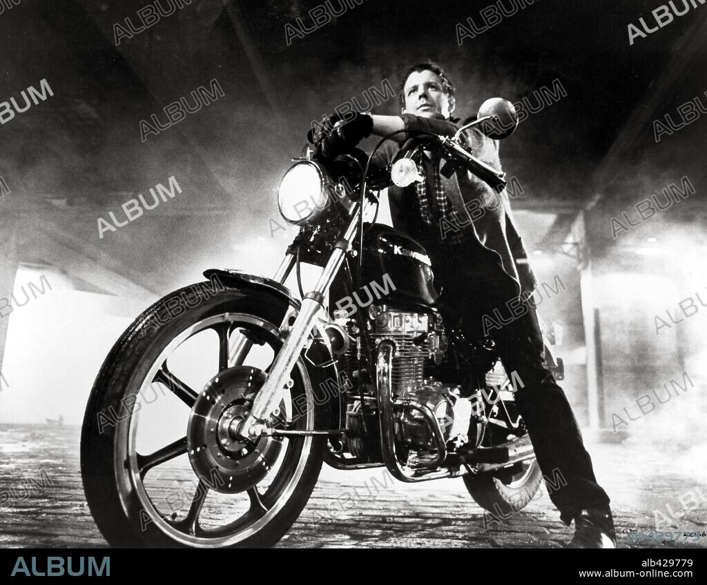 MICKEY ROURKE in RUMBLE FISH, 1983, directed by FRANCIS FORD COPPOLA. Copyright UNIVERSAL PICTURES.