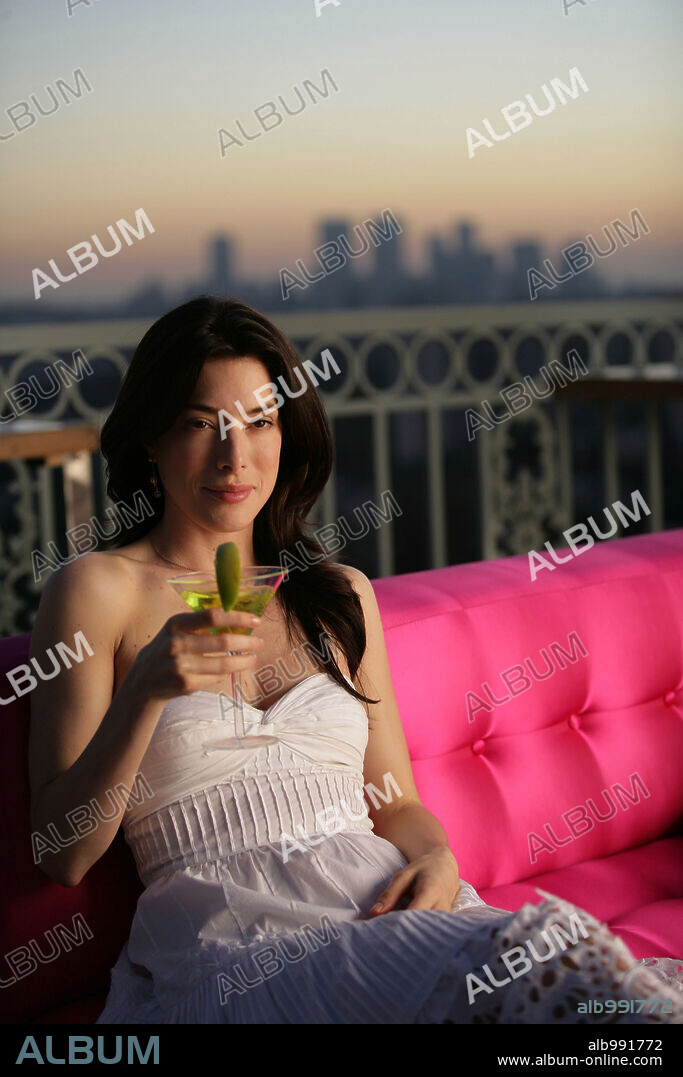 JAIME MURRAY dans HUSTLE-TV, 2004, réalisé par ROBERT BAILEY. Copyright AMERICAN MOVIE CLASSICS (AMC)/BRITISH BROADCASTING CORPORATI.