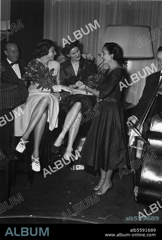 Schönheitswettbewerb. Berlin, 6. Oktober 1950: Wahl der "Beinkönigin": Die Gewinnerinnen Anneliese Kraenke und Ursula Schultze-Burkhard. Frau Eriksen, die deutsche Schönheitskönigin, gratuliert. Foto.