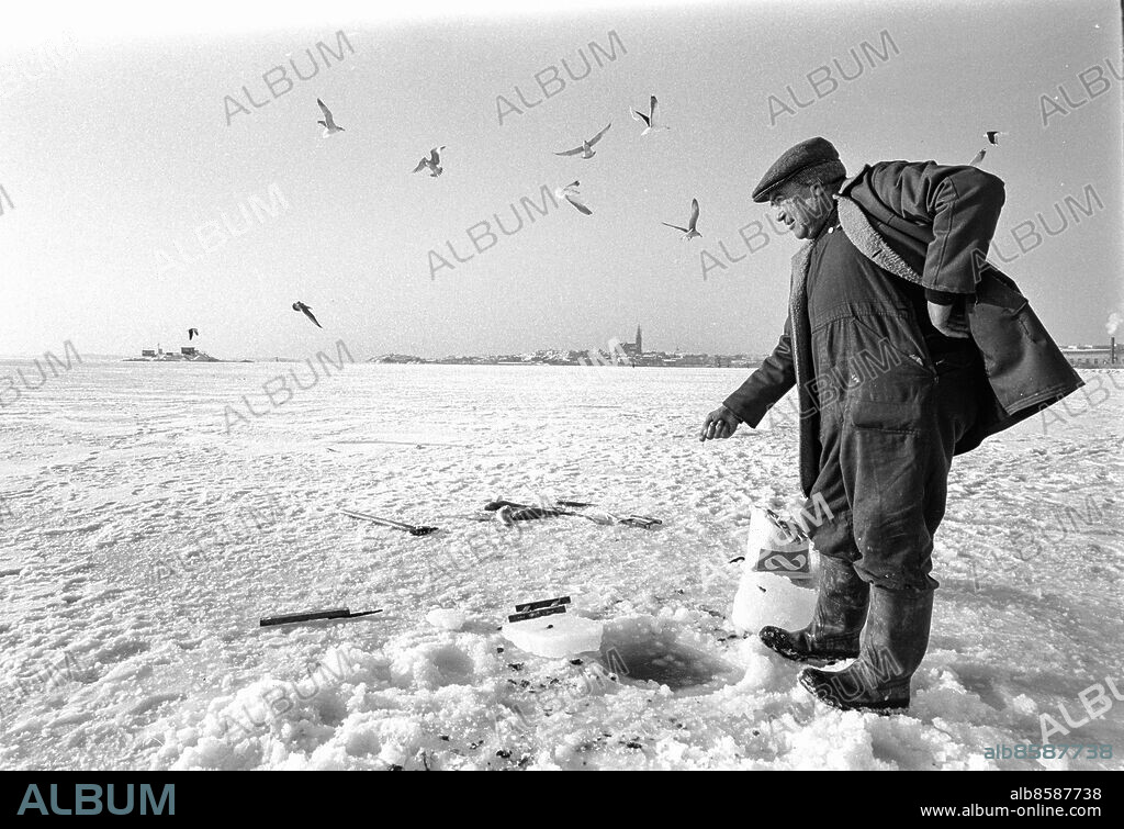 LYSEKIL 1970-02-11.. Helge Uppström, pensionär med ett långt livs upplevelser till lands och till sjöss, som medverkar i radioprogrammet "I pensionsåldern". Här ägnar han sig åt pimpelfiske på sjön Gullmarens is.. Foto: Bertil S-son Åberg / RiR / SVT / Kod: 5600. Bild och reportage publ. i RiR 10/70 sid. 12-13, 62 inför ett radioprogram.. RiR 19748 sv/v neg.