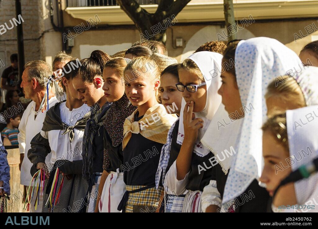 jovenes vestidas con traje tradicional,concurso de pisadores de uva, fiestas de Es Vermar, Binissalem, Mallorca, islas baleares, Spain, europa.