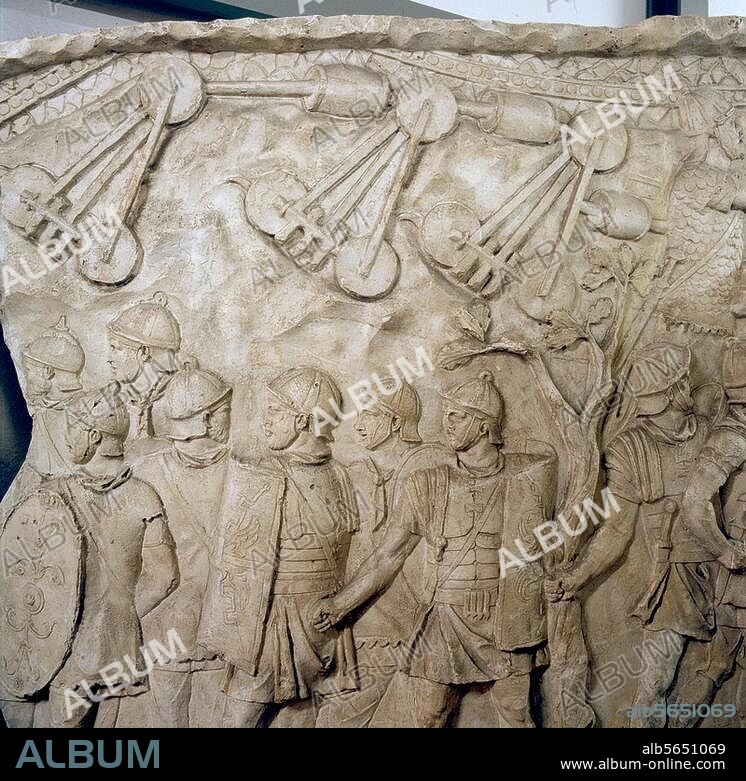 Römisch, 113 n. Chr. Römische Soldaten aus dem Gefolge Trajans. Im Hintergrund Kriegsmaschinen. Ausschnitt aus dem Reliefband mit Szenen der Dakerkriege Trajans, 2. Krieg, 5. Feldzug 106 n. Chr. Gipsabguß, 1861, nach dem Marmororiginal der Trajanssäule auf dem Trajansforum in Rom. Höhe 90-125 cm. Nr. 3116. Rom, Museo della Civiltà Romana.