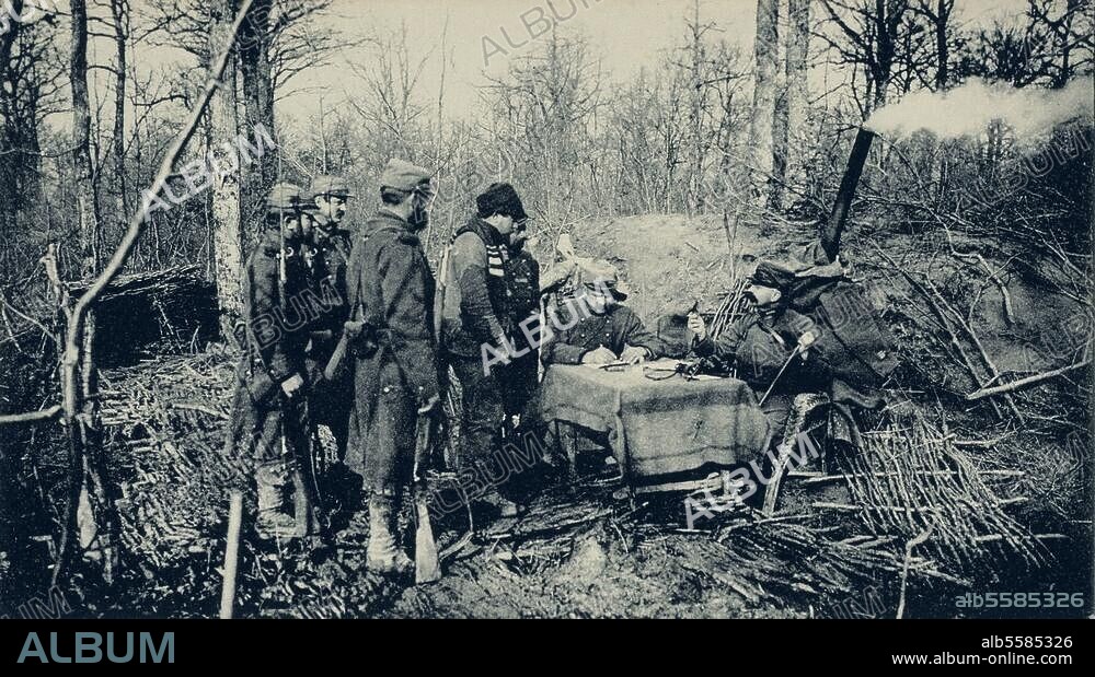 History / World War I / Espionage. "1914-15 ... Interrogatoire d'un Espion" (Interrogation of a spy at a French position). Photo (Picture postcard). Paris, private collection.