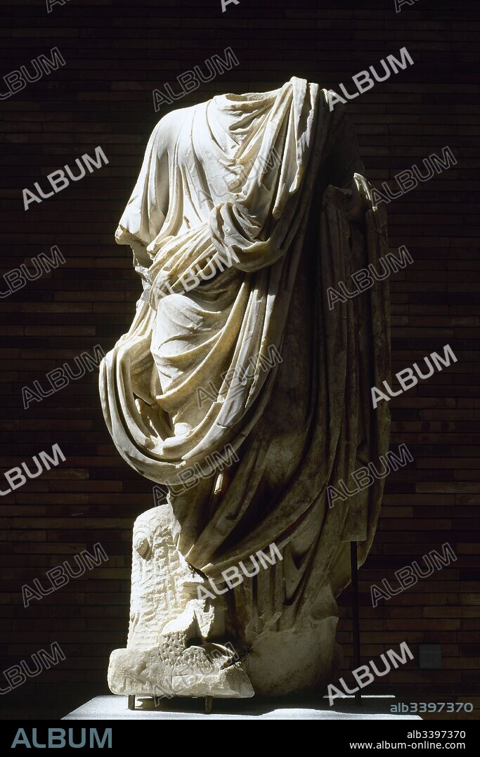 Escultura de un personaje togado. Procedente del Foro Romano de Mérida, siglo I d. C. Lleva la firma de Gaiu Aulus en la pierna izquierda, titular del taller en que se esculpió la estatua. Museo Nacional de Arte Romano. Mérida. Provincia de Badajoz. Extremadura. España.