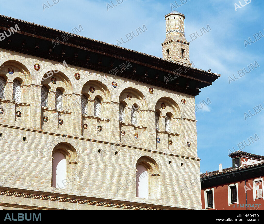 ARTE RENACIMIENTO. ESPAÑA. S. XVI. LONJA. Edificio renacentista construído a instancias de don Hernando de Aragón, arzobispo de Zaragoza, entre los años 1541 y 1551 por los arquitectos Gil de Morlanes y Juan de Sariñena. Vista parcial del exterior. ZARAGOZA. Aragón.