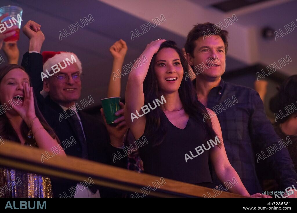 JASON BATEMAN and OLIVIA MUNN in OFFICE CHRISTMAS PARTY, 2016, directed by JOSH GORDON and WILL SPECK. Copyright BLUEGRASS FILMS/DREAMWORKS PICTURES/ DREAMWORKS SKG.
