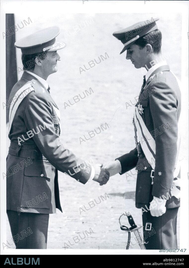 9 julio 1986. Formación militar del príncipe don Felipe. Don Juan Carlos Impone A don Felipe de Borbón y Grecia la gran cruz del mérito militar con distintivo blanco.
