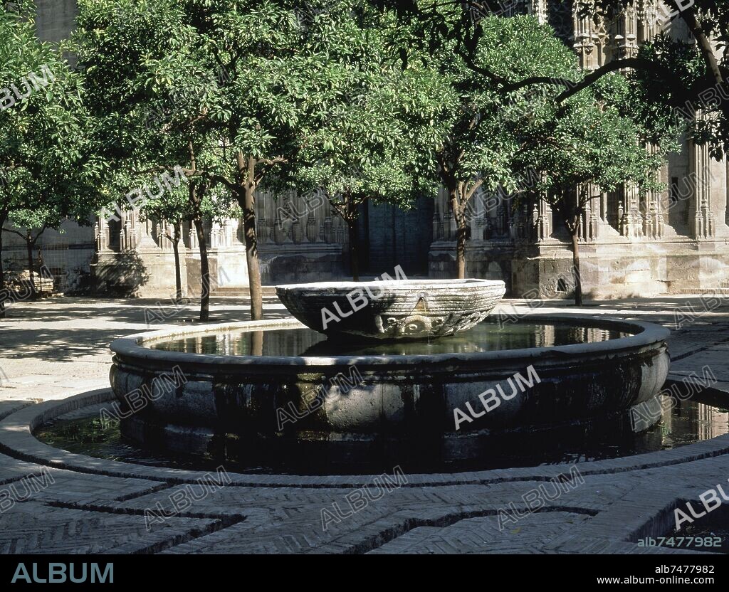 PATIO NARANJOS-FUENTE VISIGODA O PILA DE ABLUCIONES.