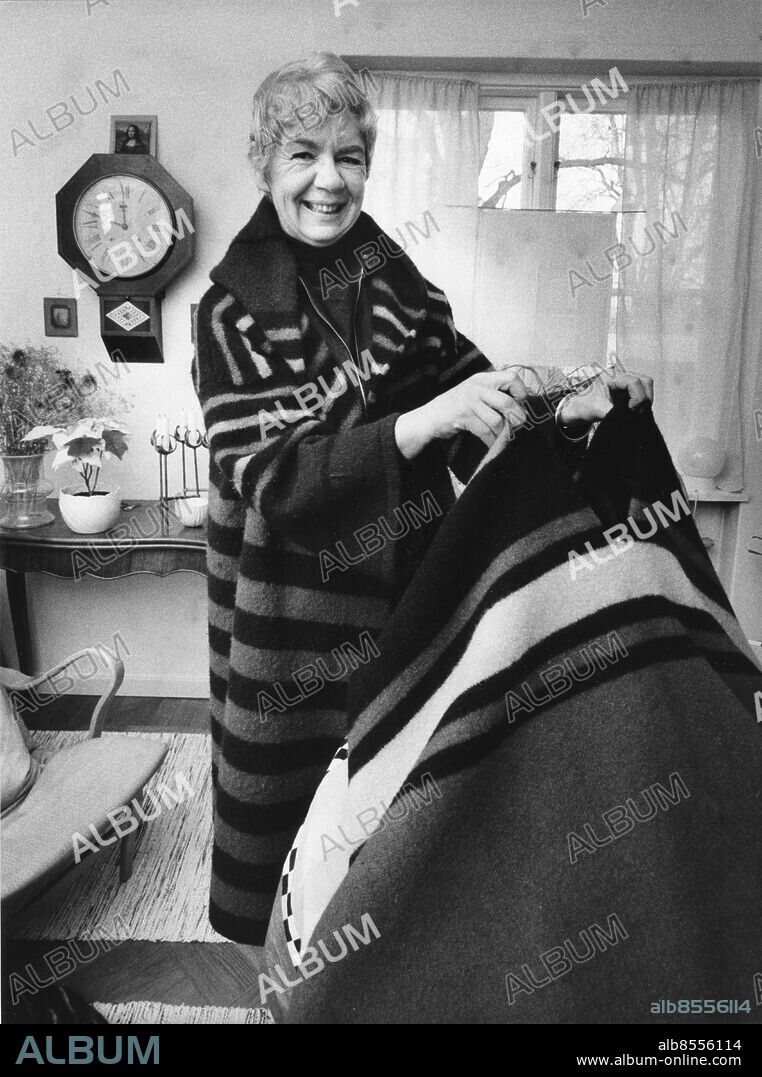 ARKIV 20 061107 - Designern och textilformgivaren Barbro Sörman med en stickad och valkad kappa och poncho, på en arkivbild från 3 januari 1983. Barbro Sörman har avlidit.. Foto: Gunnar Lundmark / SvD / SCANPIX Kod: 30102 DN OUT.