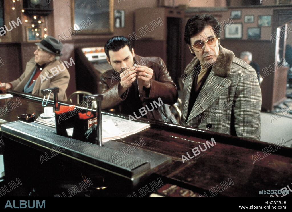 AL PACINO and JOHNNY DEPP in DONNIE BRASCO, 1997, directed by MIKE NEWELL. Copyright TRI STAR PICTURES.