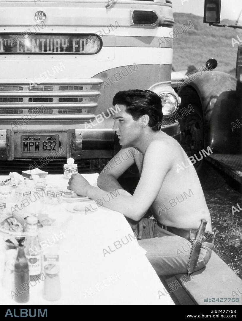ELVIS PRESLEY en ESTRELLA DE FUEGO, 1960 (FLAMING STAR), dirigida por DON SIEGEL. Copyright 20TH CENTURY FOX.