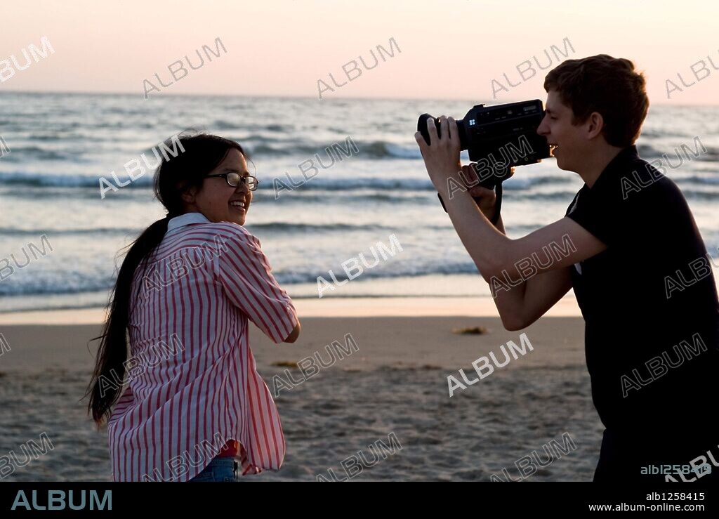 CHARLYNE YI und MICHAEL CERA in PAPER HEART, 2009, unter der Regie von NICHOLAS JASENOVEC. Copyright ANCHOR BAY ENTERTAINMENT/PAPER HEART PRODUCTIONS.