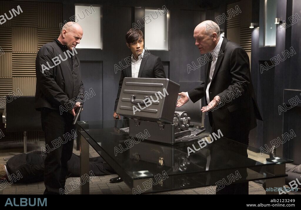 BRUCE WILLIS, JOHN MALKOVICH and LEE BYUNG-HUN in RED 2, 2013, directed by DEAN PARISOT. Copyright DI BONAVENTURA PICTURES.