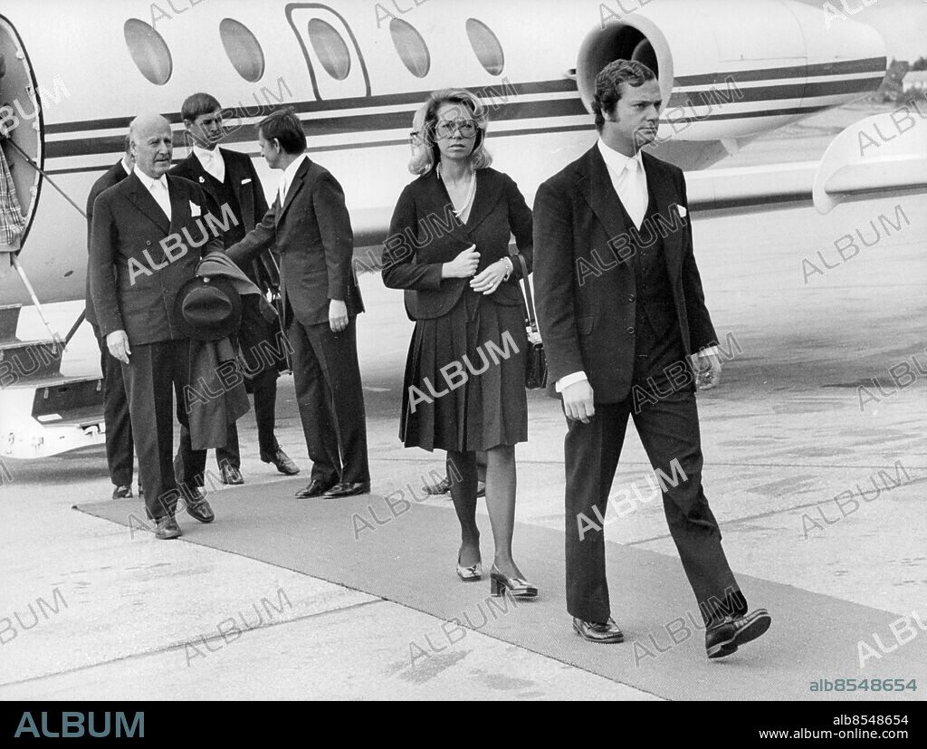 Bromma 1973-09-16. Nye kungen Carl XVI Gustaf, prinsessan Christina, riksmarskalk Stig H:son Ericson, adjutanten och statsminister Olof Palme på Bromma flygplats. Kung Gustaf VI Adolf avled dagen innan i Helsingborg. Foto: Ragnhild Haarstad / SvD / TT / kod 12014.