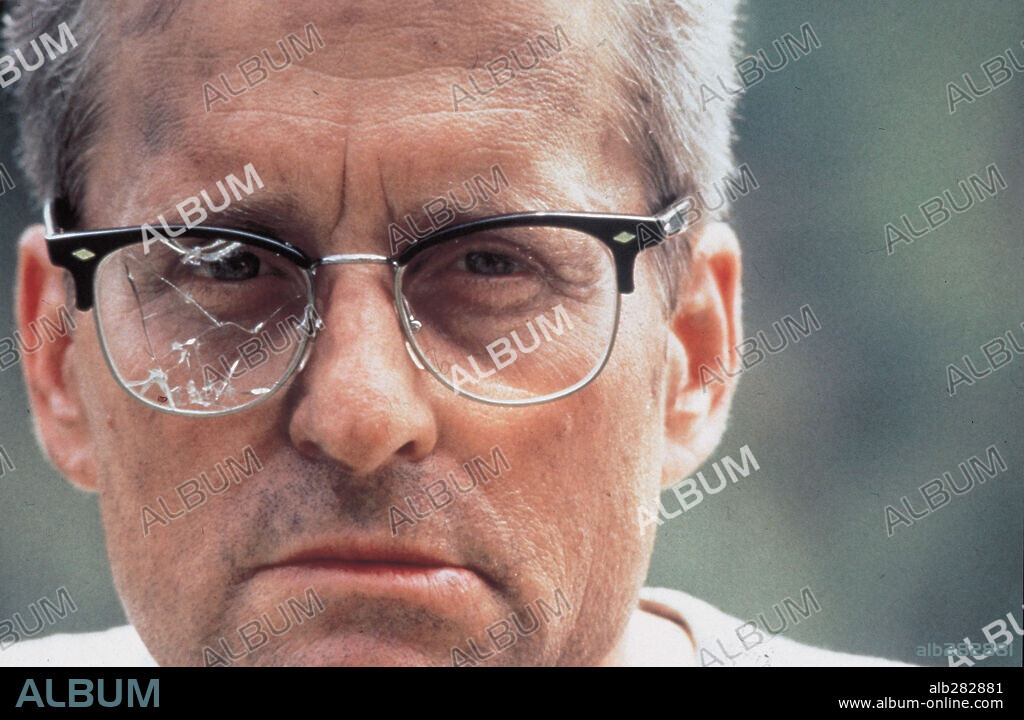 MICHAEL DOUGLAS in FALLING DOWN - EIN GANZ NORMALER TAG, 1993 (FALLING DOWN), unter der Regie von JOEL SCHUMACHER. Copyright WARNER BROTHERS.