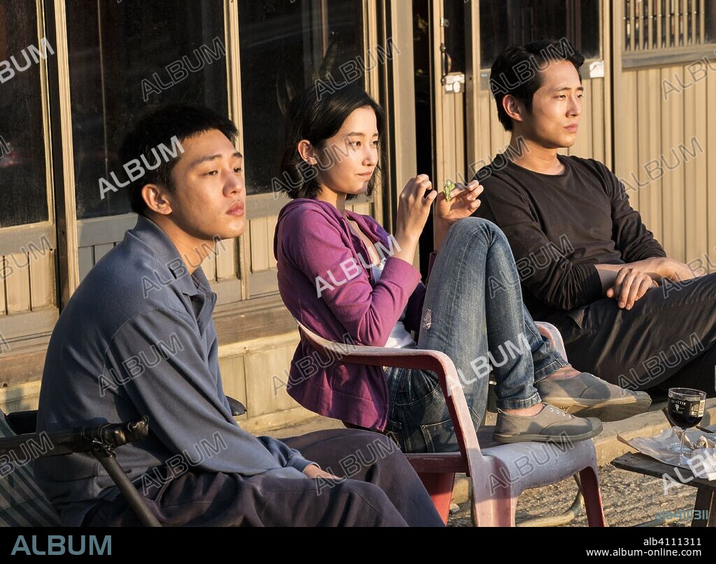 JONG-SEO JUN, STEVEN YEUN and YOO AH-IN in BURNING, 2018 (BEONING), directed by LEE CHANG-DONG. Copyright PINE HOUSE FILM.