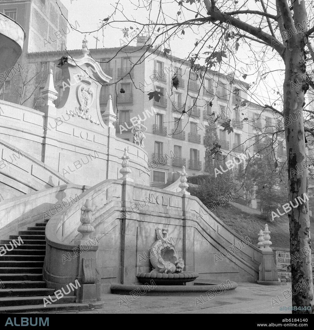 ESCALERA MONUMENTAL Y FUENTE QUE UNE LA CALLE DEL DUQUE DE LIRIA CON LA CALLE DE LA PRINCESA - FOTOGRAFIA EN BLANCO Y NEGRO - AÑOS 60.