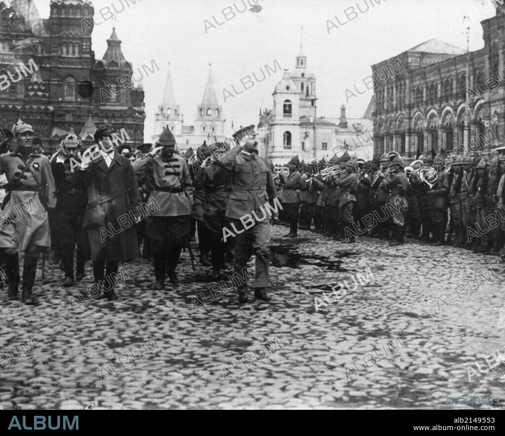 Leon trotsky, people's commissar for military and naval affairs, at a military parade in red square in honor of the third congress of the communist interantion (third international), moscow, soviet union, 1920. 01/02/1920