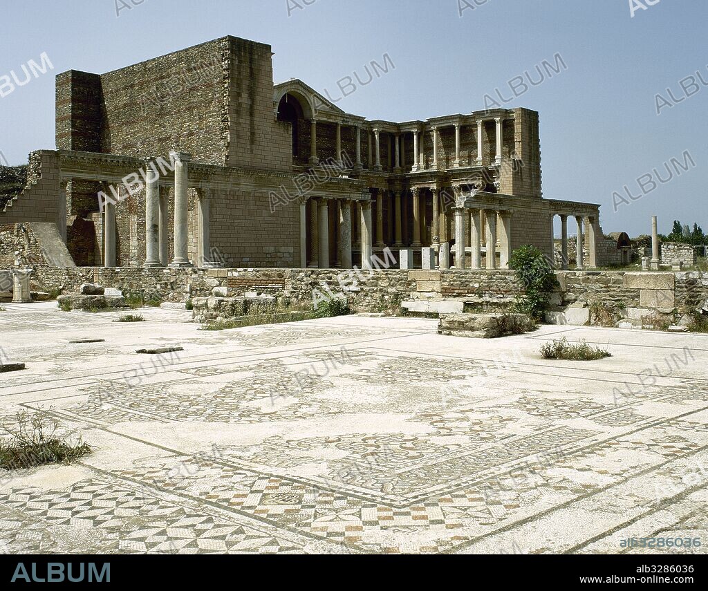 SARDIS. Antigua ciudad griega. En primer término los mosaicos de la antigua basílica romana, construida tras el terremoto del año 17 d. C. y más tarde transformada en sinagoga (finales siglo IV). Al fondo el Gimnasio. Turquía. Península Anatólica.