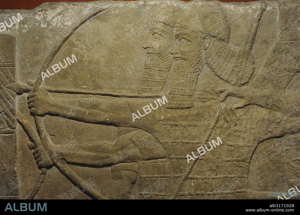 ARTE MESOPOTAMICO. Imperio Asirio. Próximo Oriente. Relieve. Guerreros asirios atacando a una ciudad enemiga. PALACIO DE TIGLATH-PILESER III en Kalhu (Nimrud, Irak). Siglo VIII a. C. Museo del Hermitage (The State Hermitage Museum). San Petersburgo. Rusia.