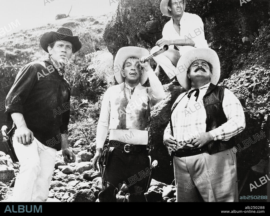 CANTINFLAS en POR MIS PISTOLAS, 1968, dirigida por MIGUEL M. DELGADO. Copyright POSA FILMS, S.A.