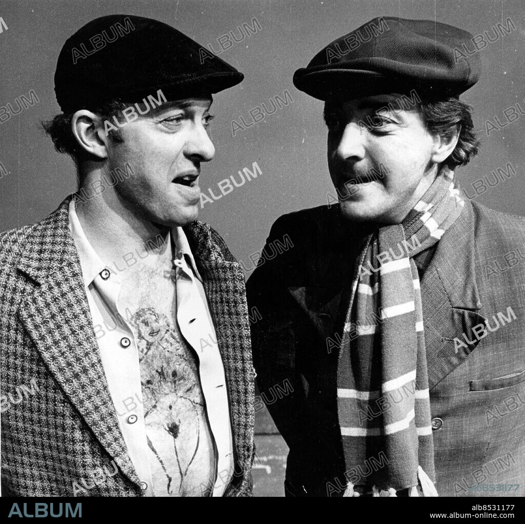 Göteborg - 1966 - Stadsteatern - Kal och Osborn - Lennart Lundh och Kent Andersson - diskuterar Franco och Amnesty international - ur föreställningen Å vilken härlig fred *** Local Caption *** GT. KAMERAREPORTAGE.