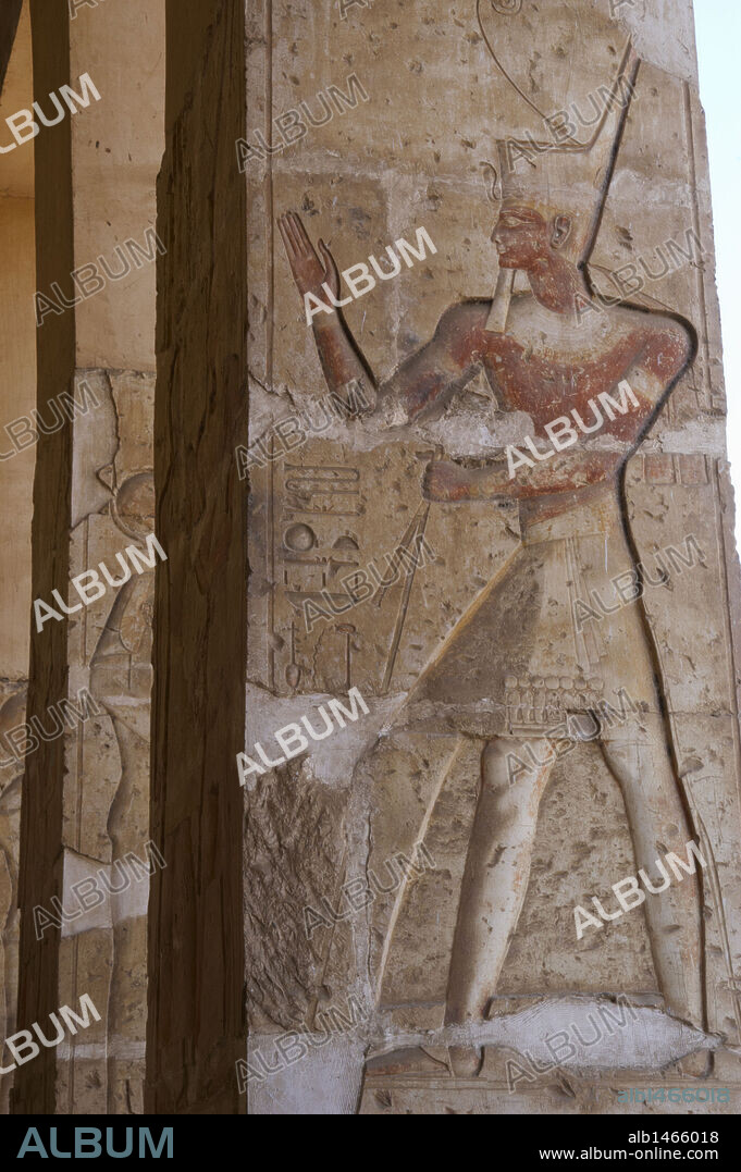 ARTE EGIPCIO. EGIPTO. TEMPLO DE SETI I en ABIDOS (ABYDOS). Mandado construir por el faraón de la Dinastía XIX del Imperio Nuevo, y terminado por su hijo Ramses II. Relieve de uno de los 12 pilares, con la representación del FARAON RAMSES II portando la corona del Bajo Egipto. Abidos. Egipto. Norte de Africa.