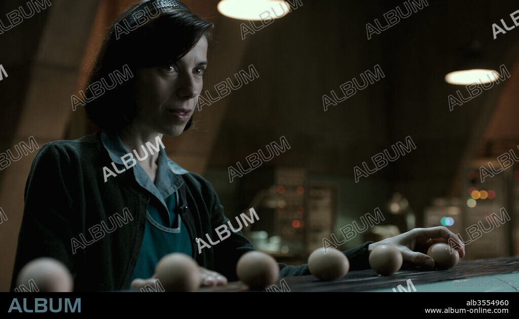 SALLY HAWKINS in THE SHAPE OF WATER, 2017, directed by GUILLERMO DEL TORO. Copyright BULL PRODUCTIONS/DOUBLE DARE YOU/FOX SEARCHLIGHT PICTURES.