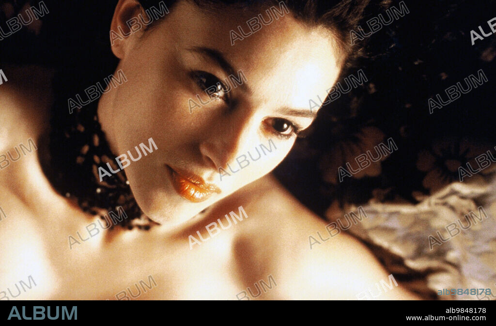 MONICA BELLUCCI in BROTHERHOOD OF THE WOLF, 2001 (LE PACTE DES LOUPS), directed by CHRISTOPHE GANS. Copyright DAVIS FILMSESKWAD/STUDIOCANAL/TF1 FILMS PRODUCTION.