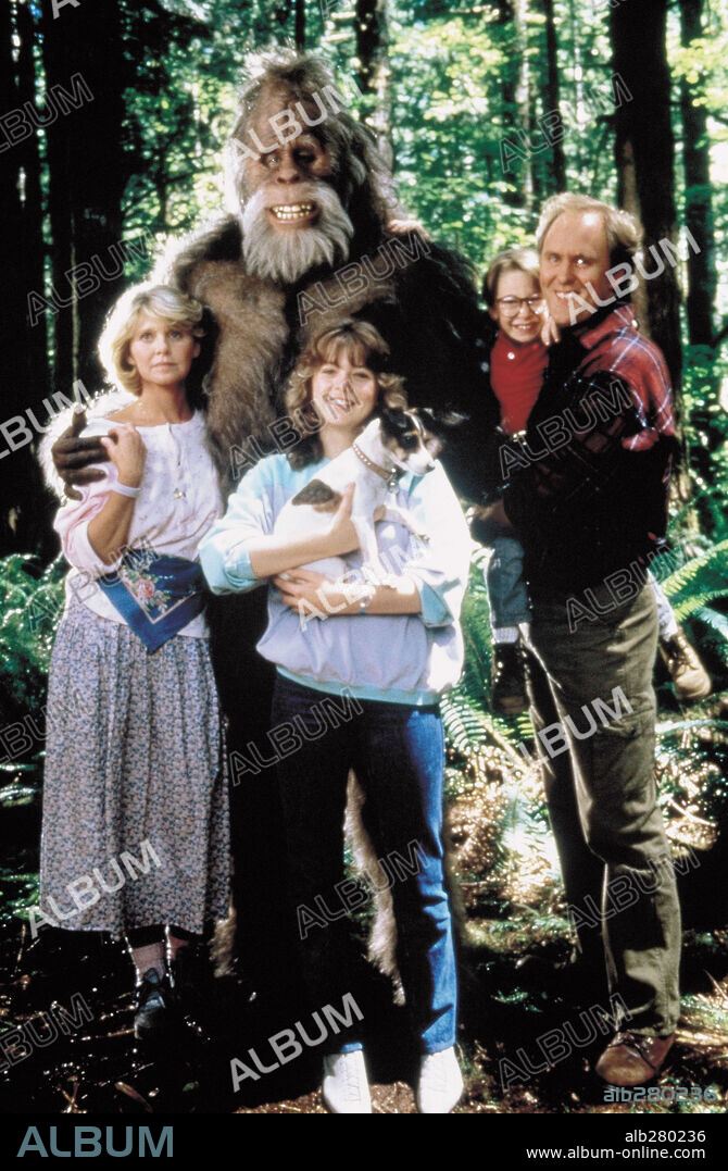 JOHN LITHGOW and MELINDA DILLON in BIGFOOT AND THE HENDERSONS, 1987 (HARRY AND THE HENDERSONS). Copyright AMBLIN/UNIVERSAL.